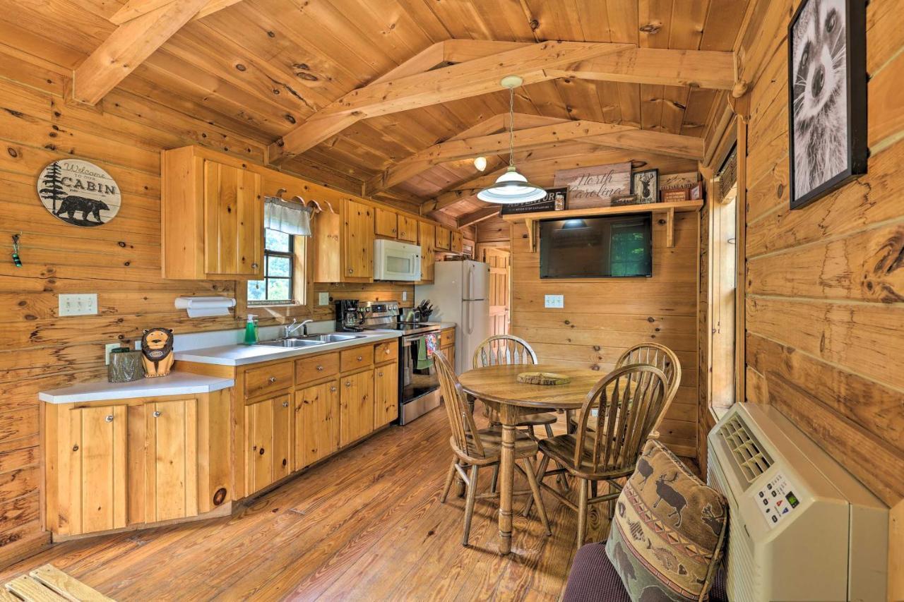 Quaint Log Cabin With Views Near West Jefferson Warrensville Eksteriør billede