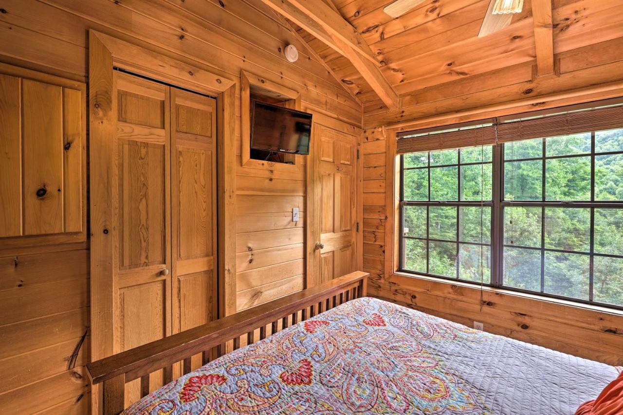 Quaint Log Cabin With Views Near West Jefferson Warrensville Eksteriør billede